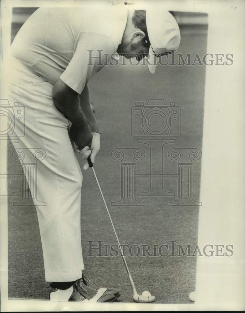 1971 Press Photo Golfer Orville Moody puts with cross-handed grip in New Orleans- Historic Images