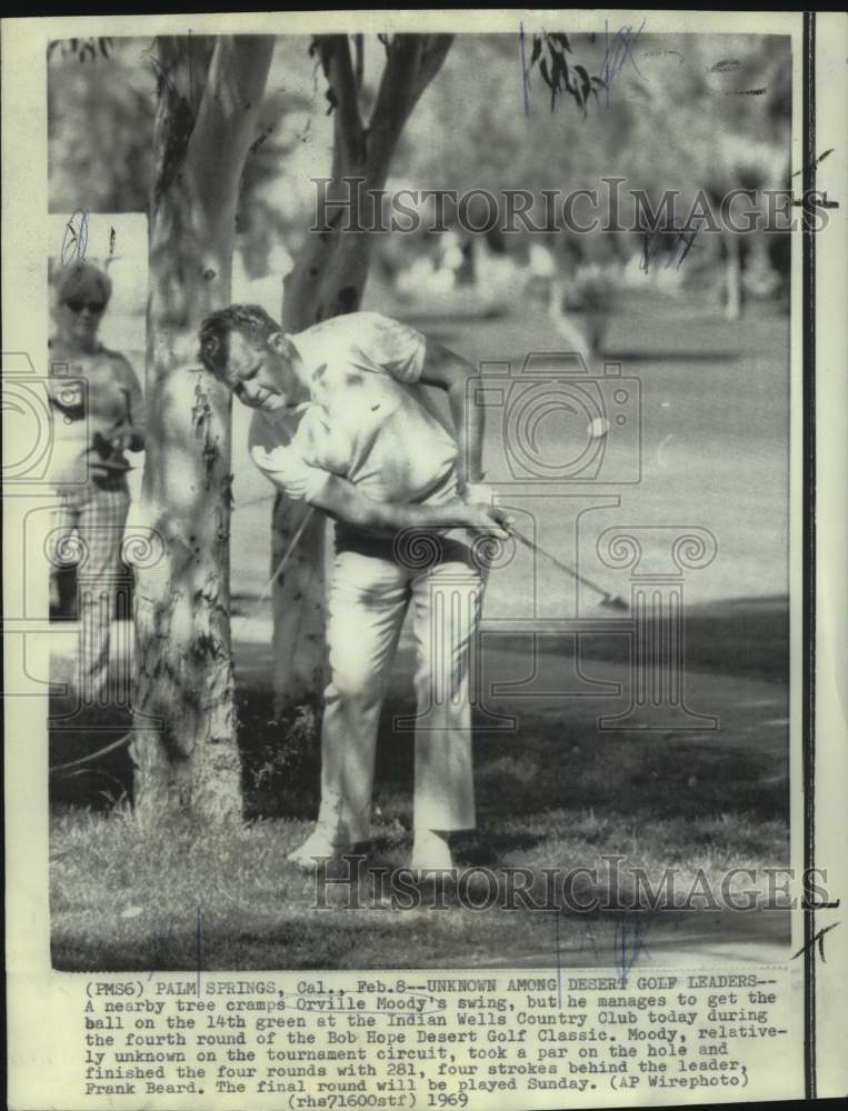 1969 Press Photo Golfer Orville Moody hits ball out from a tree in Palm Springs- Historic Images