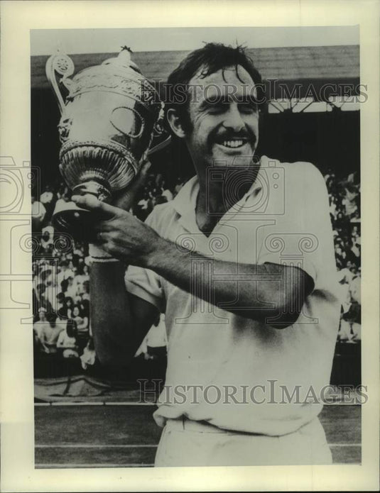 1971 Press Photo Tennis player John Newcombe is all smiles, holding up a trophy- Historic Images