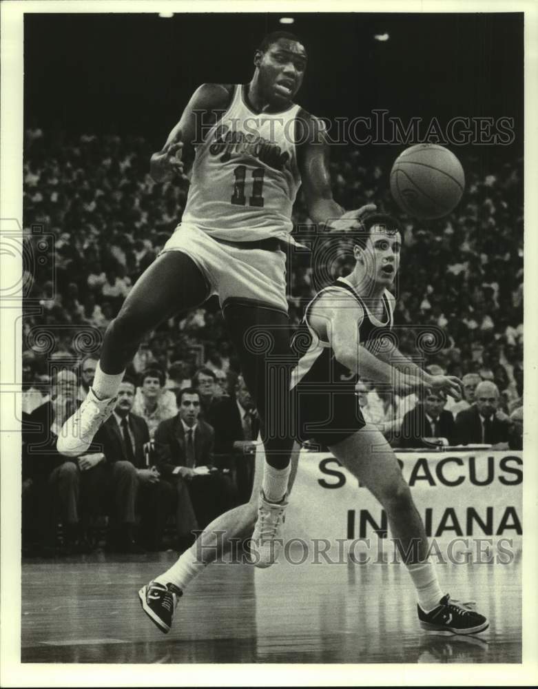 1987 Press Photo Syracuse basketball player #11 leaps up to grab the ball- Historic Images