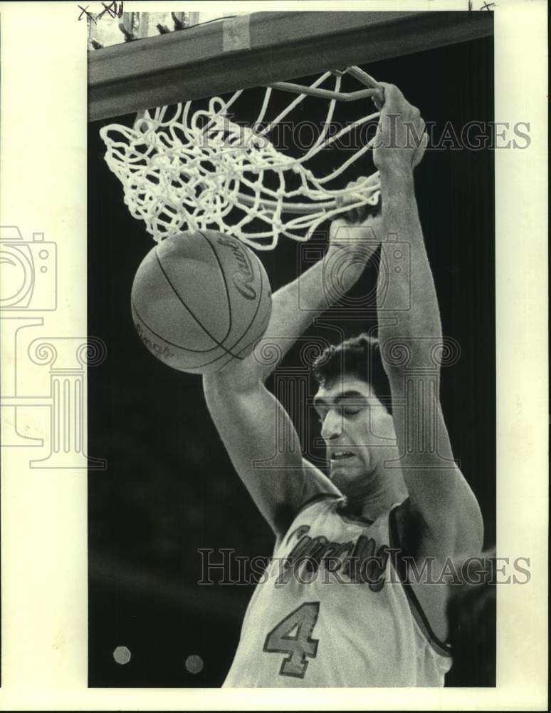 1987 Press Photo Syracuse basketball player #4 dunks the ball in a game- Historic Images