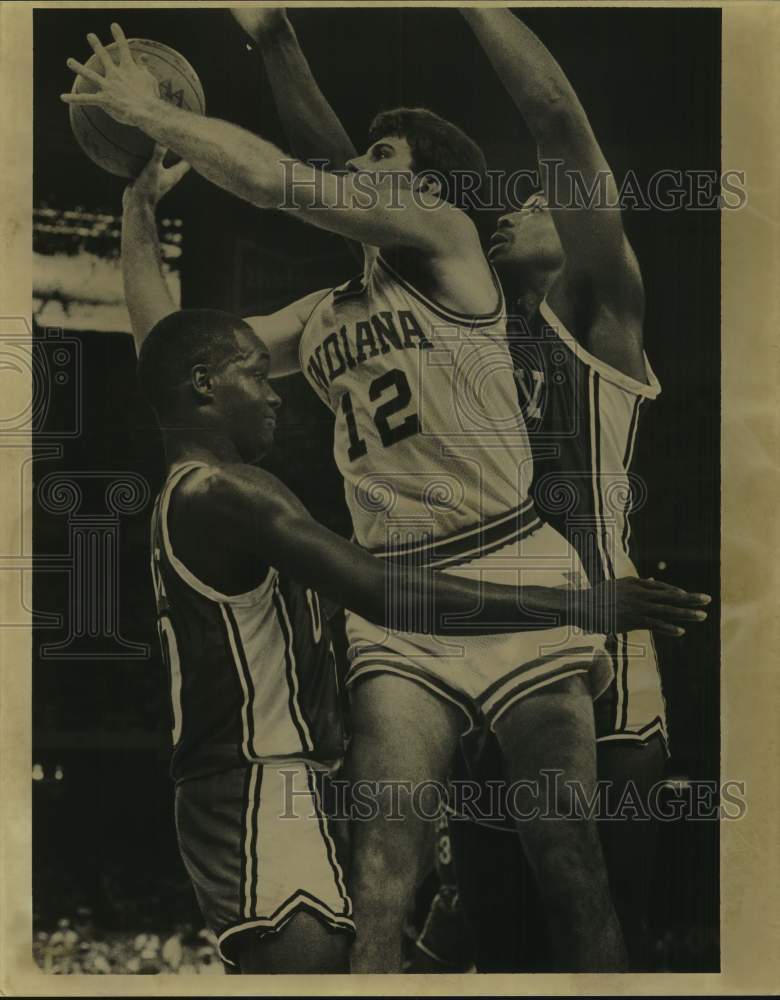 1987 Press Photo Indiana basketball player Steve Alford attempts shot in game- Historic Images