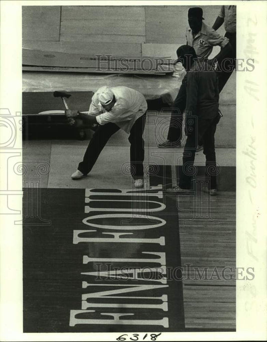 1987 Press Photo Workers install a basketball court for the NCAA Final Four- Historic Images