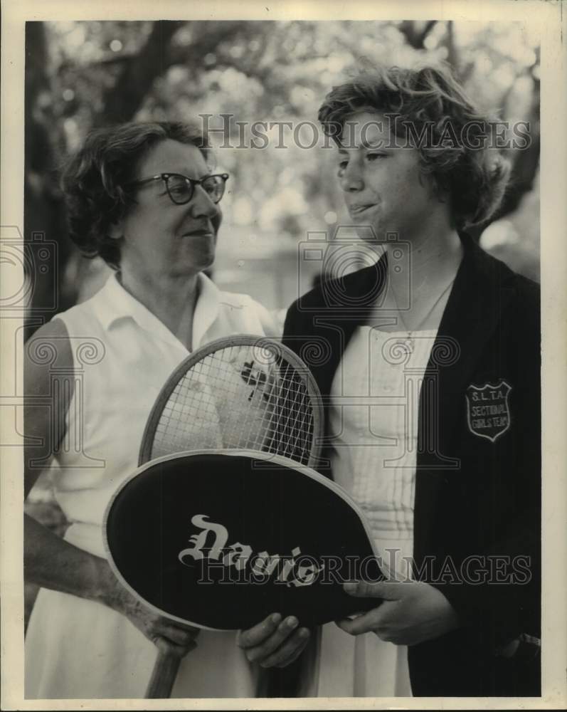 Press Photo Tennis players Dores Middleton and Peggy Moore before a match- Historic Images