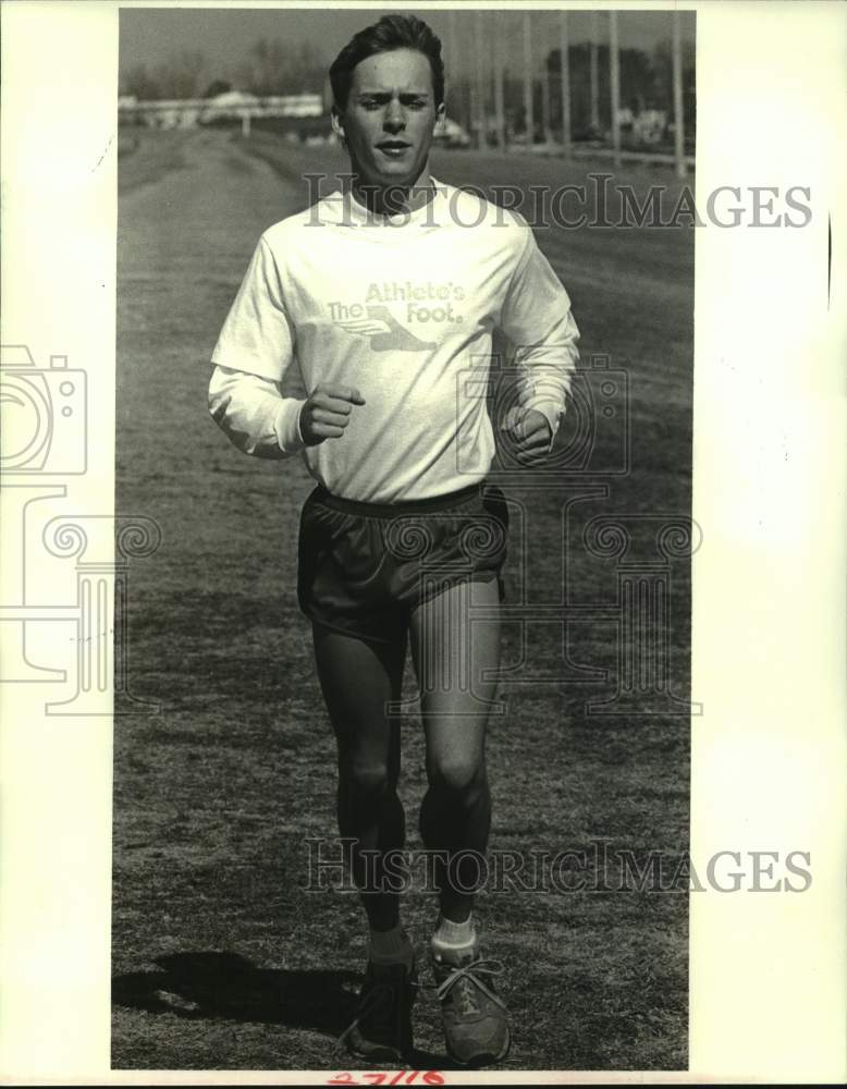 1985 Press Photo Running - Dave Montgomery Runs Along Levee - nos25272- Historic Images