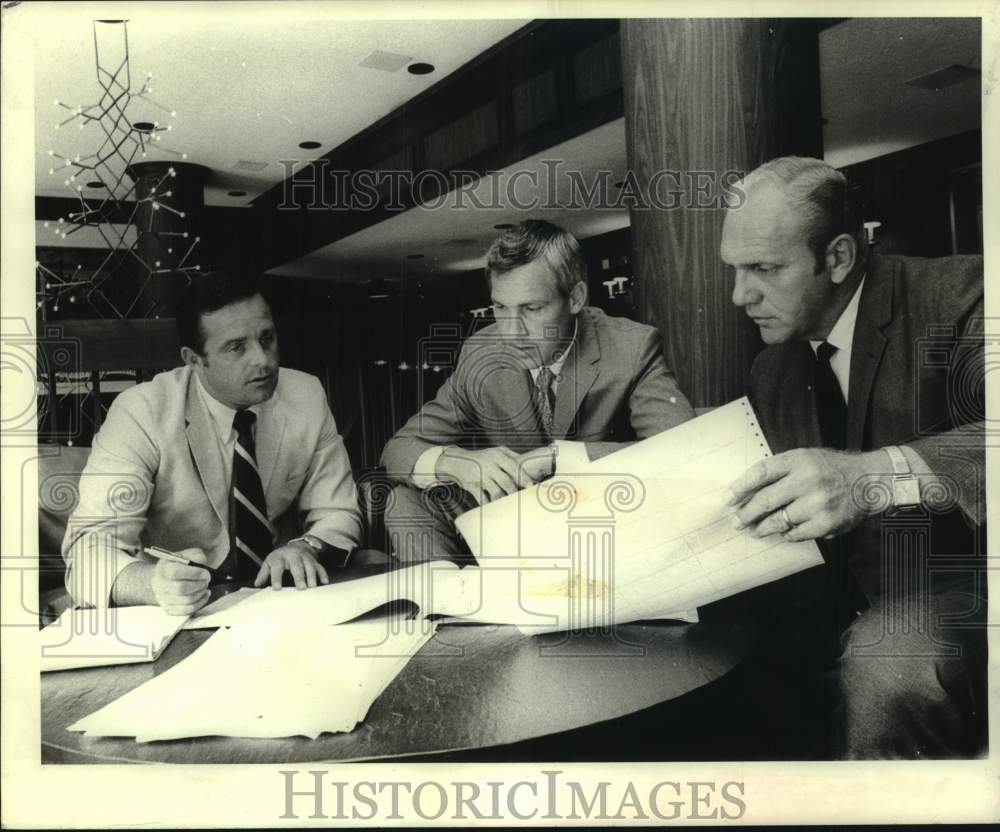 1970 Press Photo Washington Redskins Bill Austin with Harland Svare &amp; Ryan- Historic Images