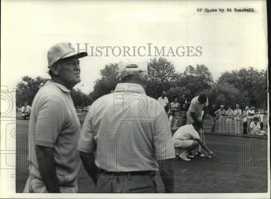 1973 Press Photo Gallery watches participants putting at National Blind Golf- Historic Images