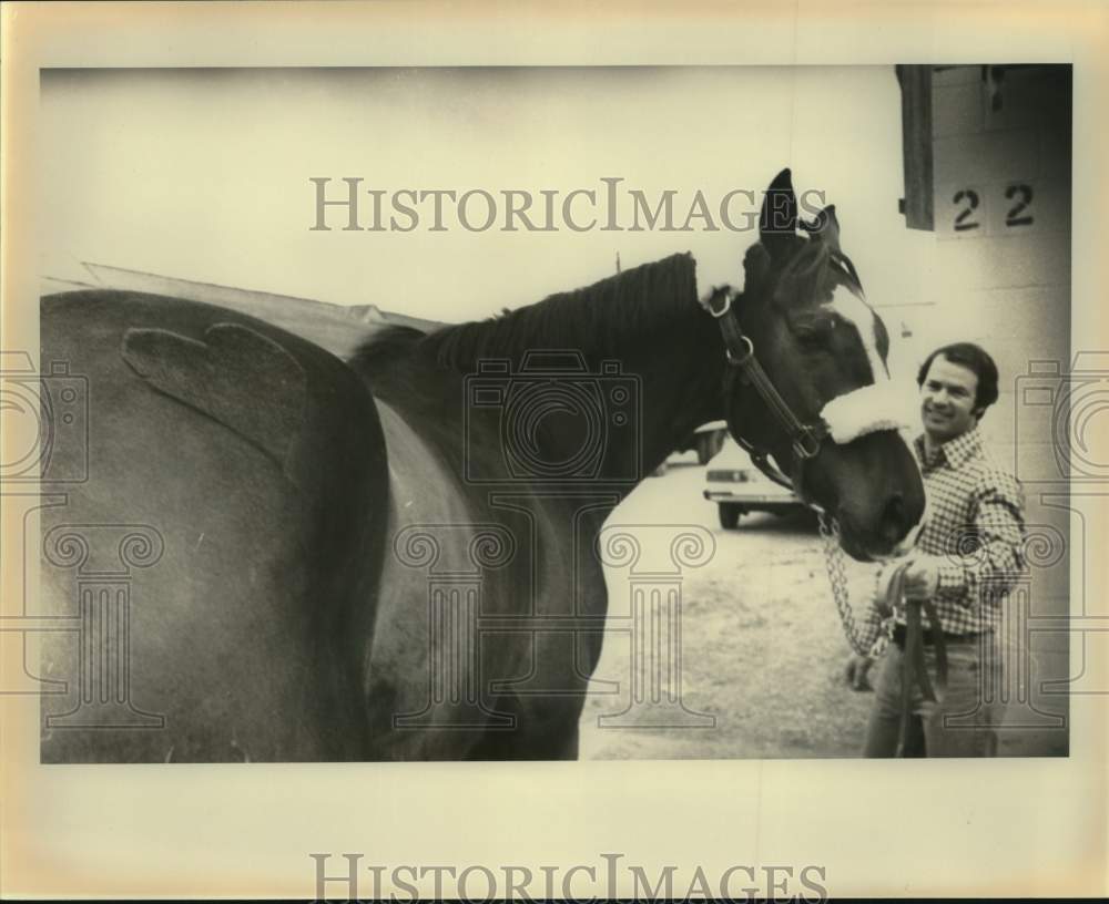 1981 Press Photo Trainer Ken Danna holds reigns of race horse Braze and Bold- Historic Images