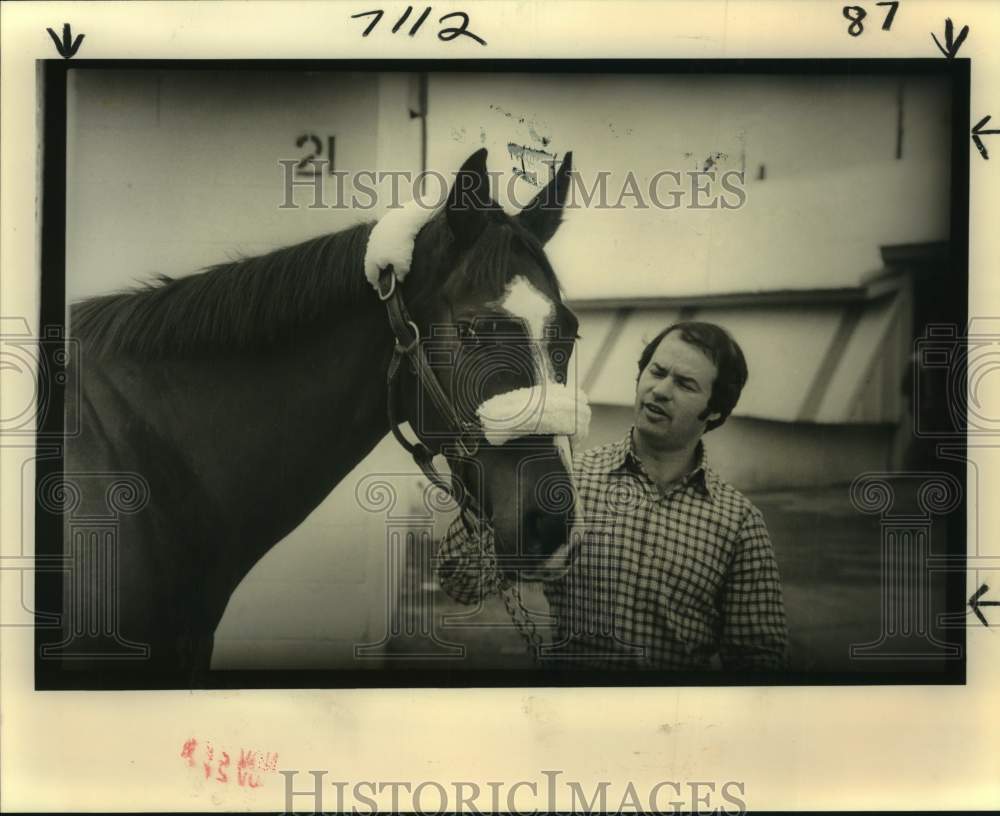 1980 Press Photo Trainer Ken Danna gives attention to race horse Braze and Bold- Historic Images