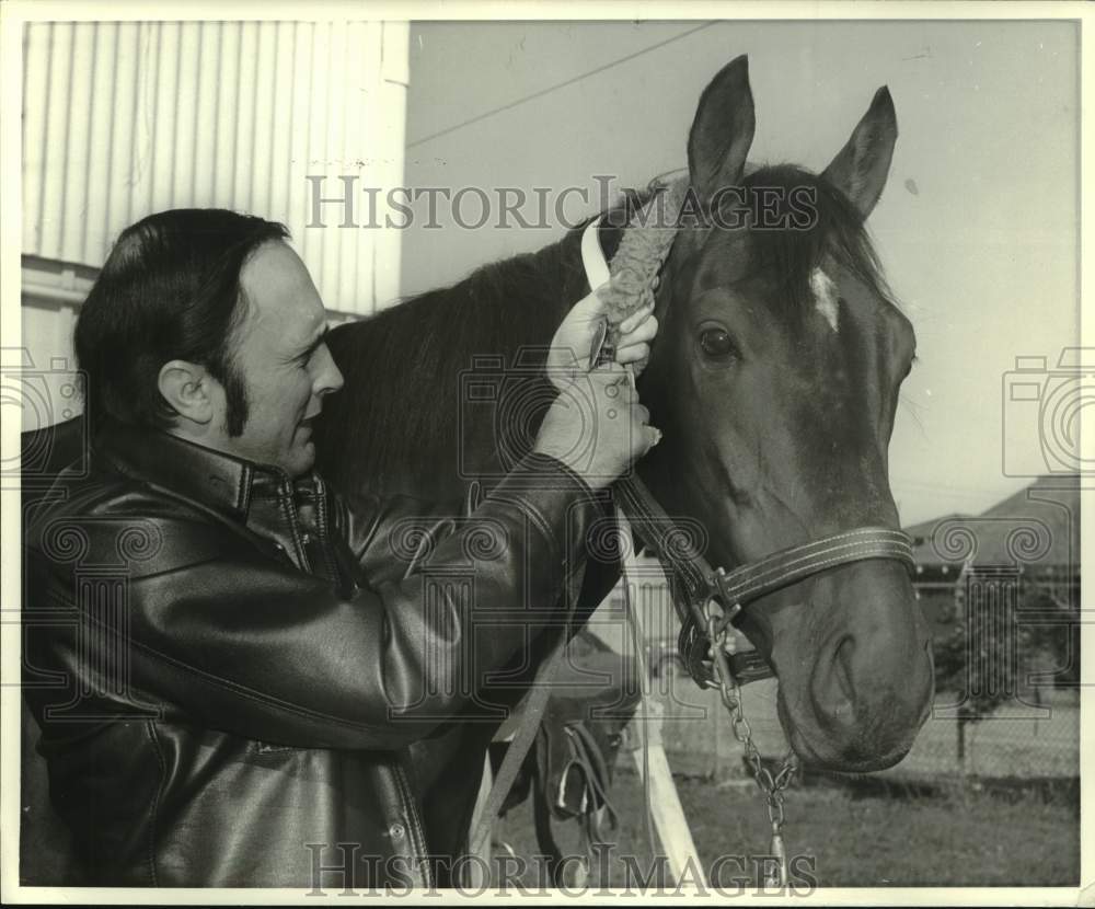 1974 Press Photo Racehorse Prove Lively and trainer Forrest Kaelin - nos25370- Historic Images