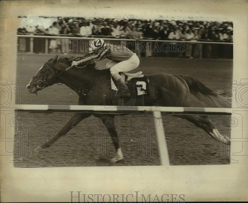 1980 Press Photo Race horse Prince Valiant with jockey Mike Gonzales wins in LA- Historic Images