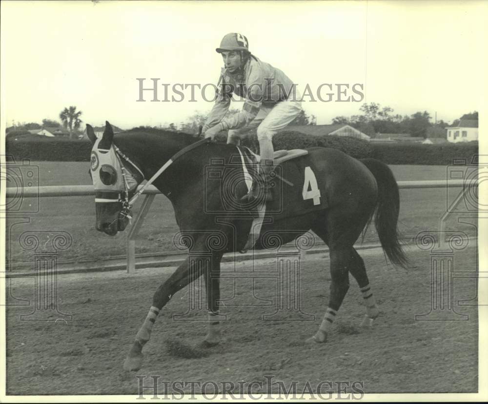 1974 Press Photo Jockey Phil Rubbicco rides race horse Famed Comedian on track- Historic Images