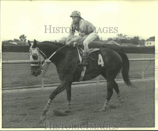 1974 Press Photo Jockey Phil Rubbicco rides race horse Famed Comedian on track- Historic Images