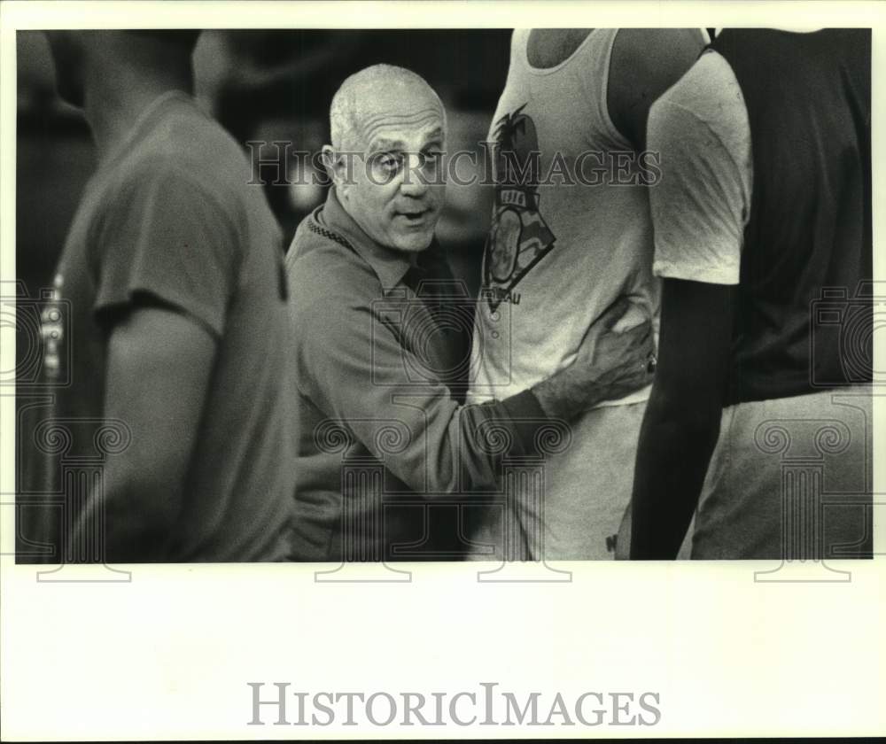 1987 Press Photo UNLV college basketball coach Jerry Tarkanian and players- Historic Images