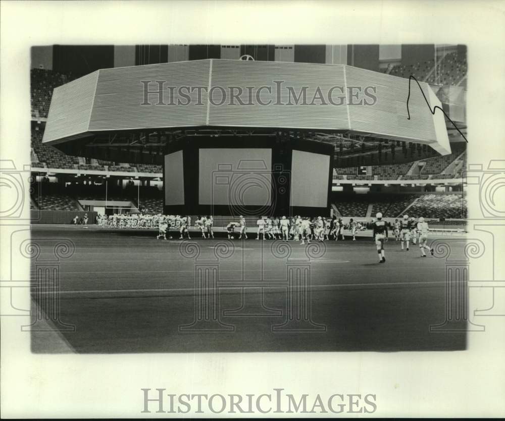 1975 Press Photo Tulane football players practice in the Louisiana Superdome- Historic Images