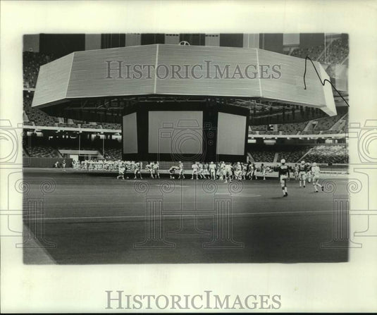 1975 Press Photo Tulane football players practice in the Louisiana Superdome- Historic Images
