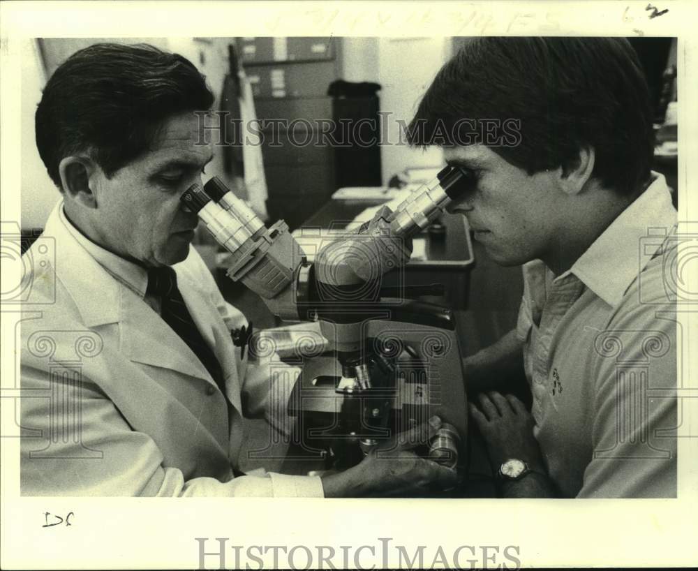 1979 Press Photo New Orleans Saints football player with Dr. Pelayo Corrrera- Historic Images