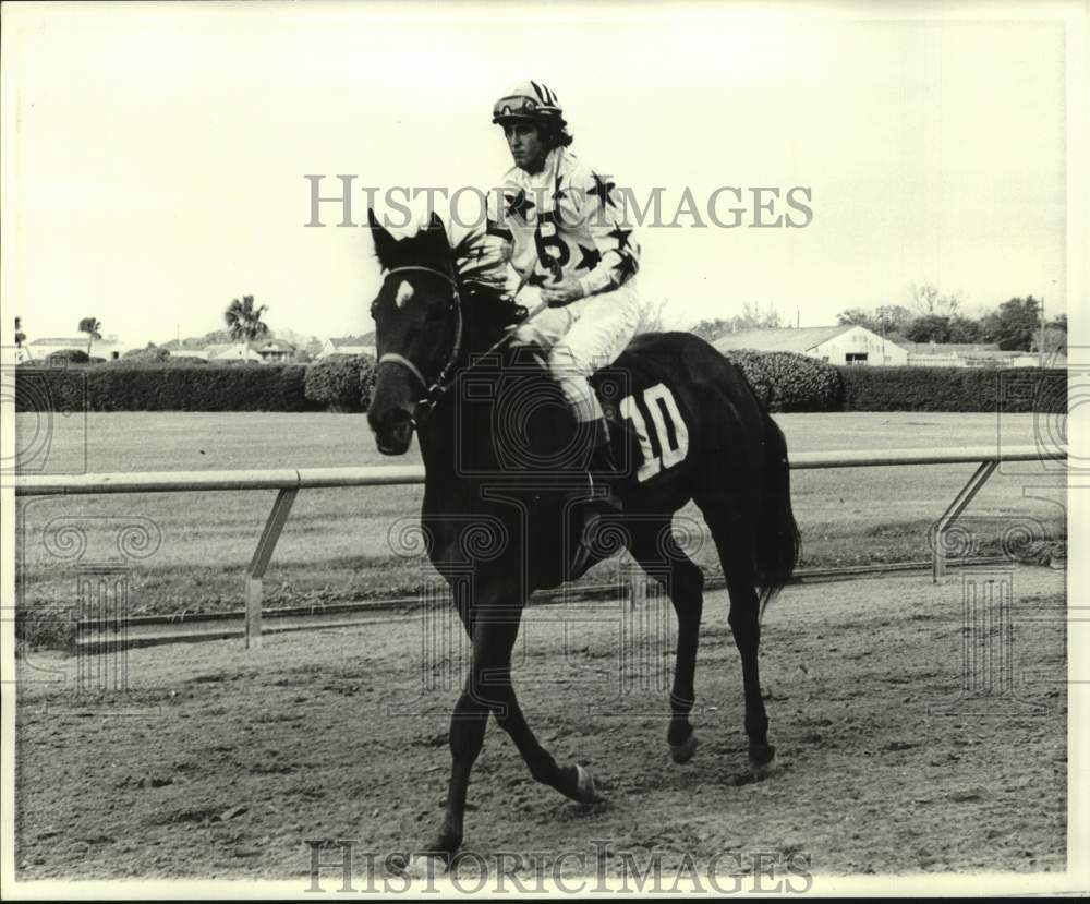 1975 Press Photo Racehorse Miss Cabaldo and jockey Bobby Breen - nos25611- Historic Images