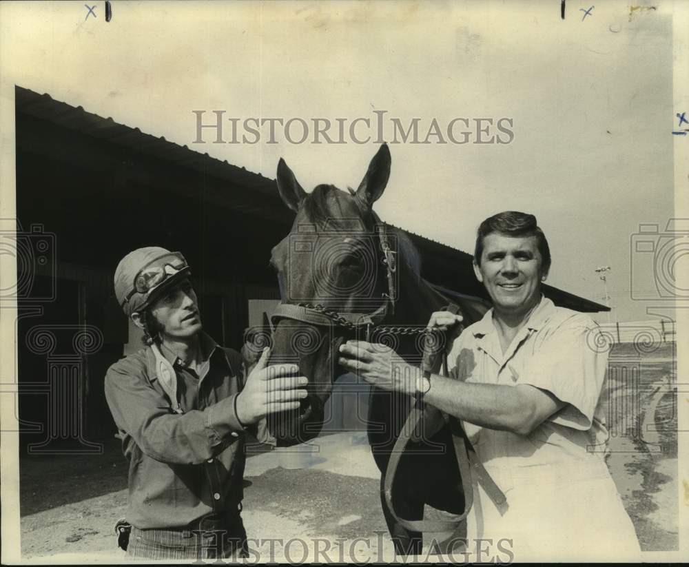 1972 Press Photo Racehorse Believe You Me with Jose Suarez and Steve Ghergich Jr- Historic Images