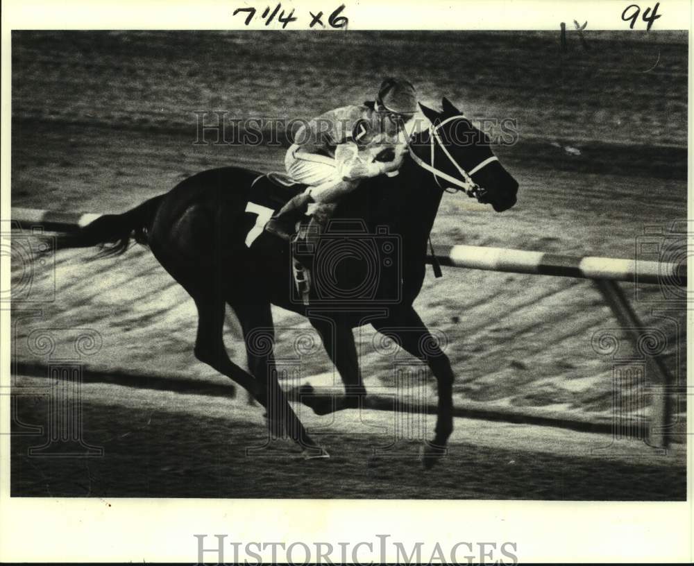 1980 Press Photo Racehorse Nell&#39;s Briquette and jockey Ronnie Ardoin at Pontalba- Historic Images