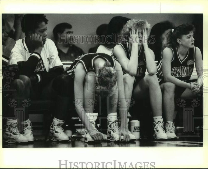Load image into Gallery viewer, 1991 Press Photo Virginia women's college basketball players - nos25800

