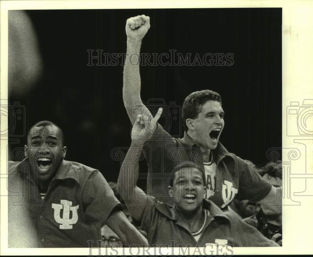 1987 Press Photo Indiana college basketball players celebrate a win - nos25808- Historic Images