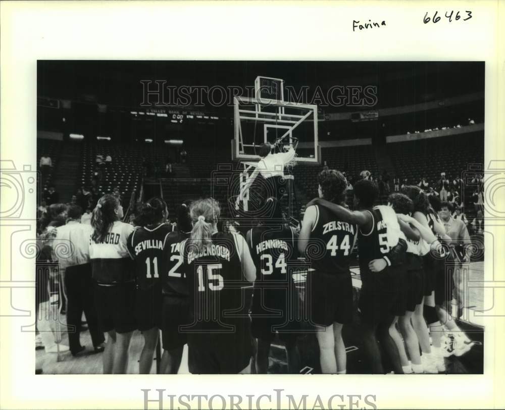 1991 Press Photo Basketball - Stanford Women&#39;s Team Taking Down the Net- Historic Images