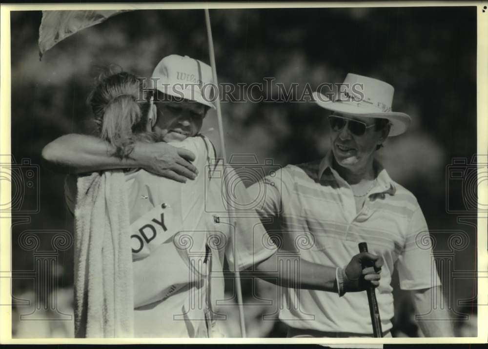 1988 Press Photo Golfer Orville Moody gets a hug from his daughter after CA win- Historic Images