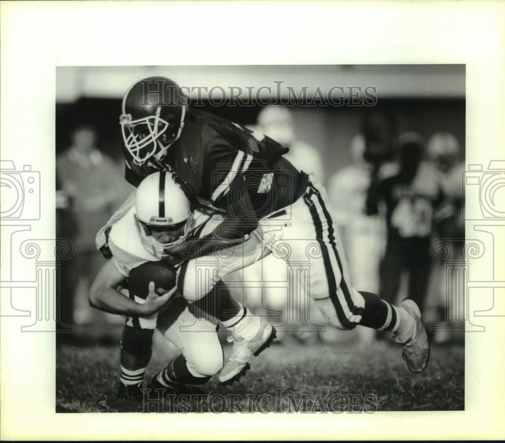 1990 Press Photo Chalmette football player Jimmy Moody is tackled in game- Historic Images