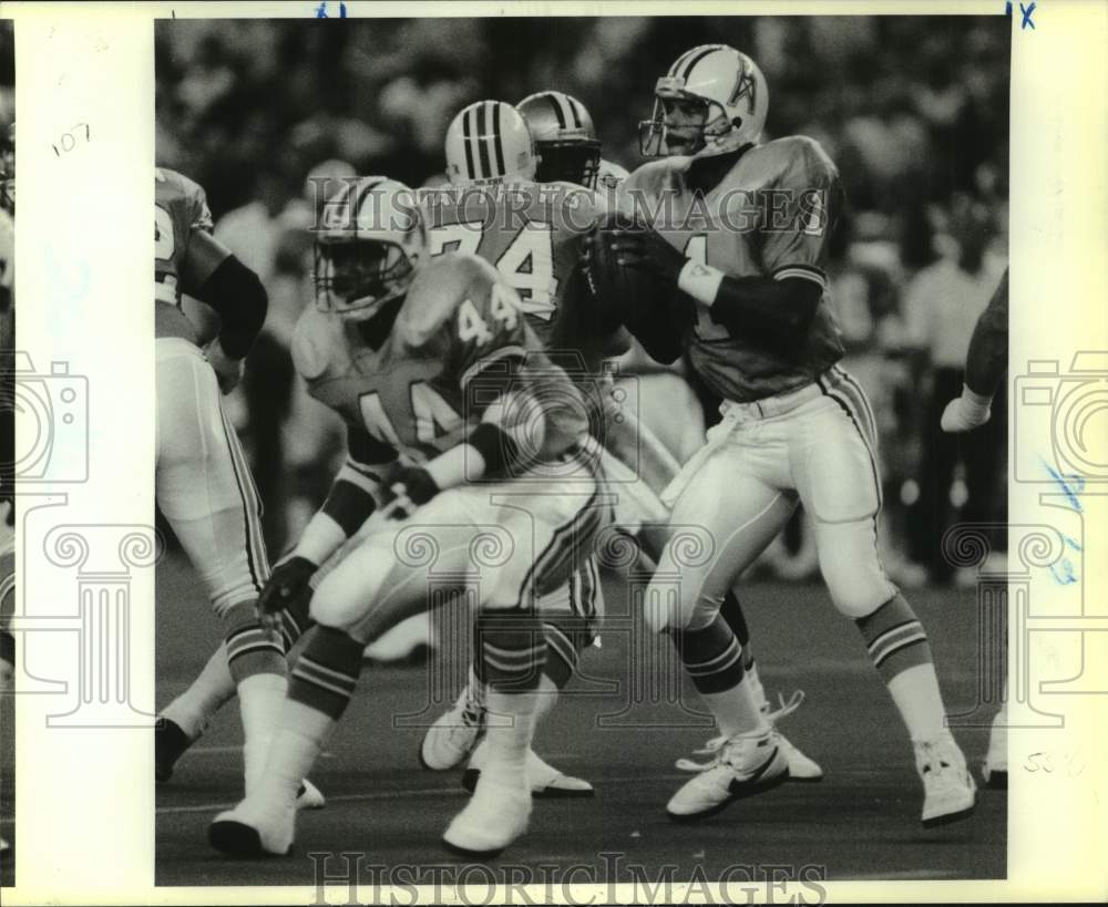 1990 Press Photo Houston Oilers football quarterback Warren Moon looks to pass- Historic Images