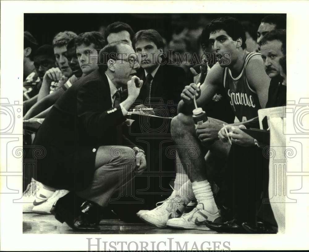 1987 Press Photo Syracuse basketball coach Jim Boeheim talks to Rony Seikaly- Historic Images