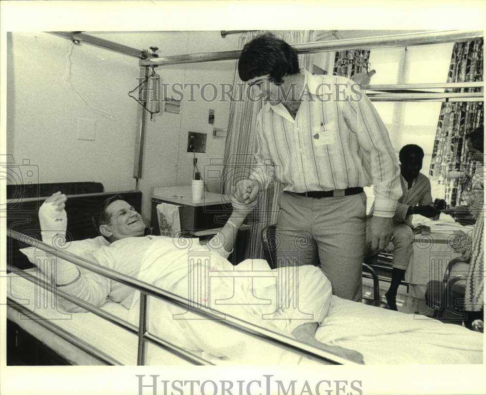 1979 Press Photo New Orleans Saints football player Derland Moore visits patient- Historic Images