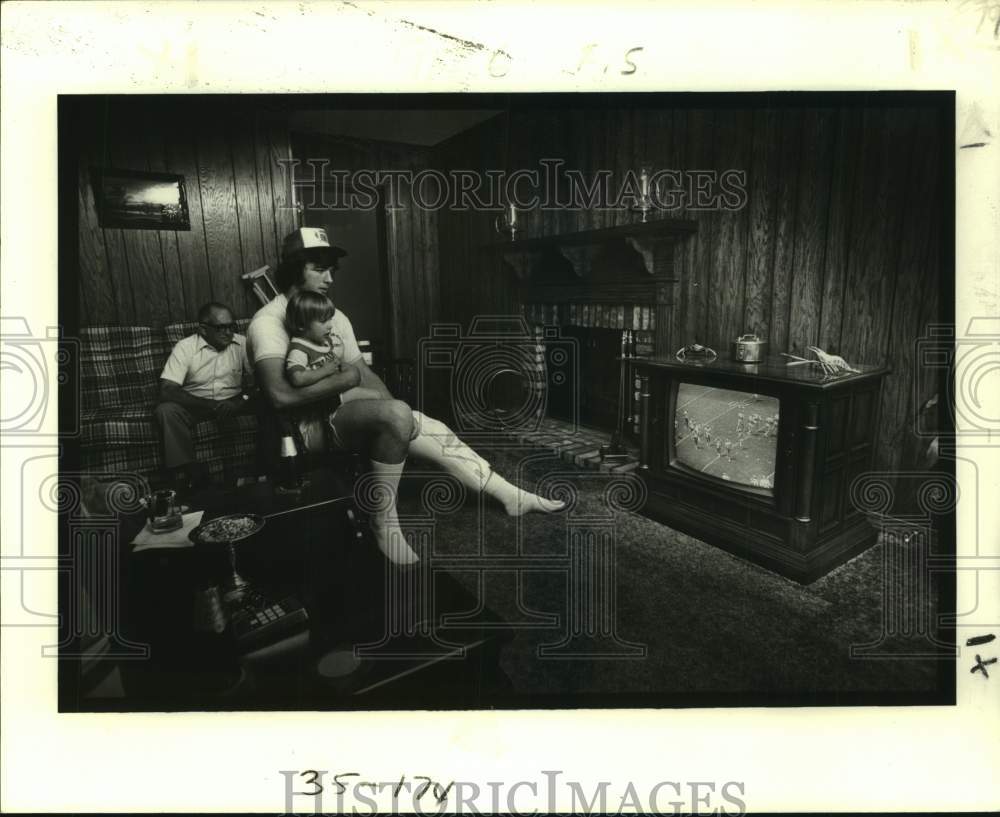 1978 Press Photo New Orleans Saints football player Derland Moore watches TV- Historic Images