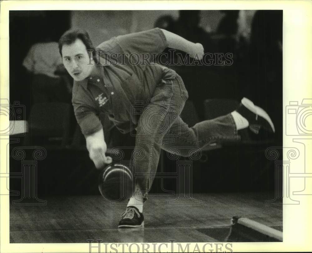 1989 Press Photo Bowler Steve Monteleone releases his ball down the lane in game- Historic Images