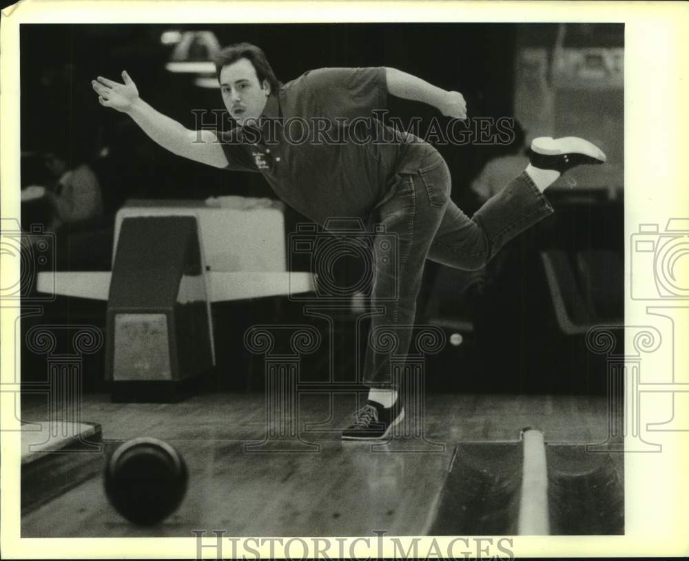 1989 Press Photo Bowler Steve Monteleone follows through on his throw in a game- Historic Images