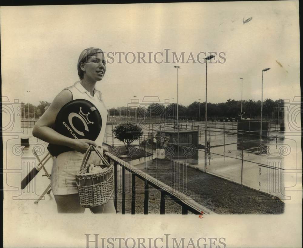 1973 Press Photo Tennis player Peggy Moore looks over wet tennis courts- Historic Images