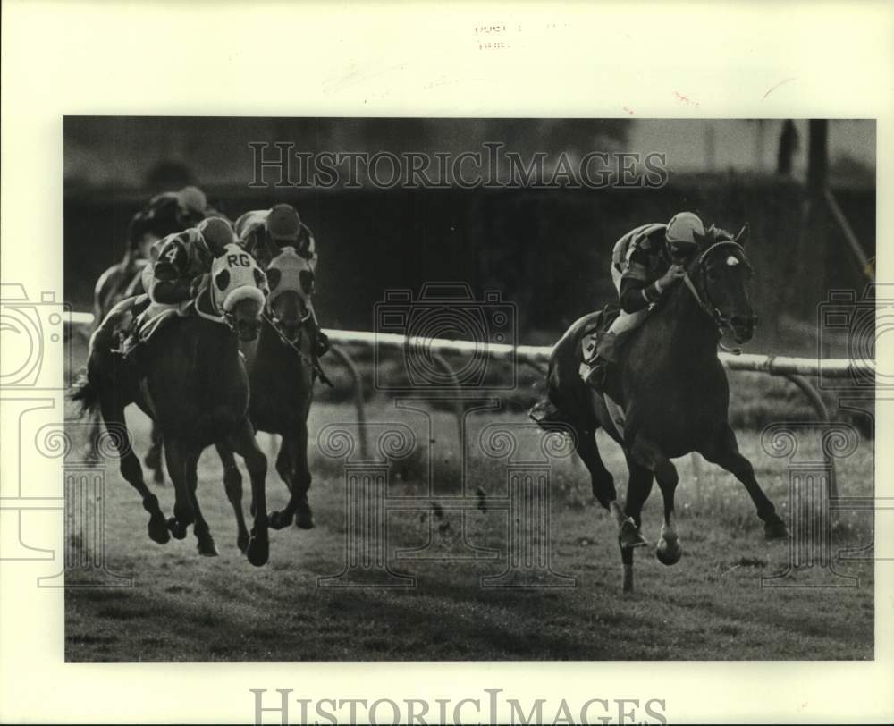 1986 Press Photo Race horse Palace Panther battles for lead at Fair Grounds- Historic Images