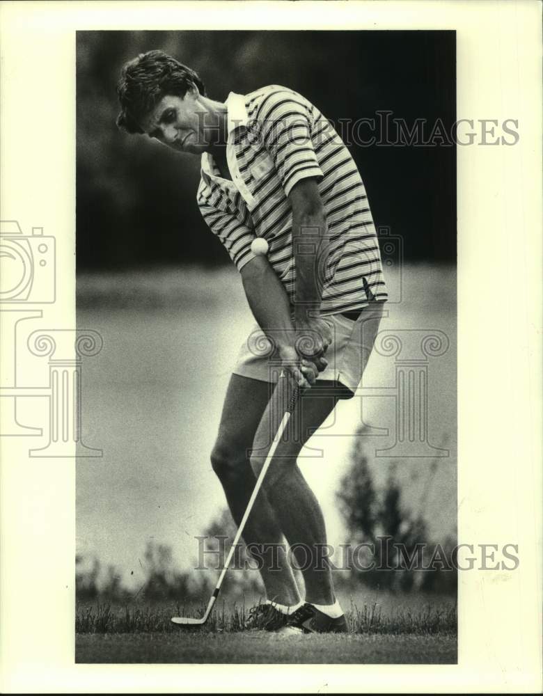 1983 Press Photo Golfer Gary Noto watches his ball after hitting a chip shot- Historic Images