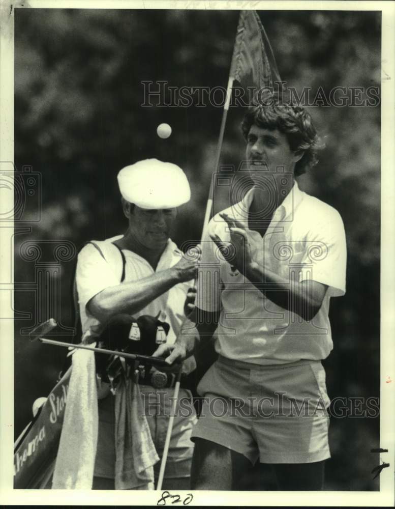 1982 Press Photo Golfer Gary Noto throws ball in delight after victory in NOGA- Historic Images