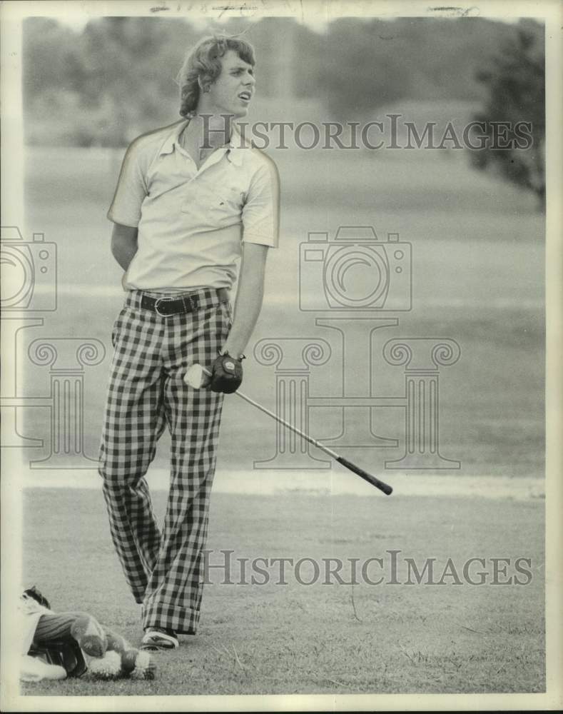 1974 Press Photo Golfer Gary Noto watches action on course standing by golf bag- Historic Images