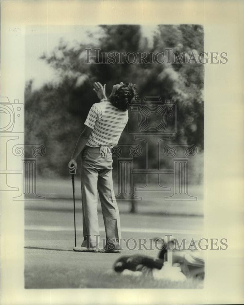 1978 Press Photo Golfer Gary Noto looks up to the sky while standing on green- Historic Images