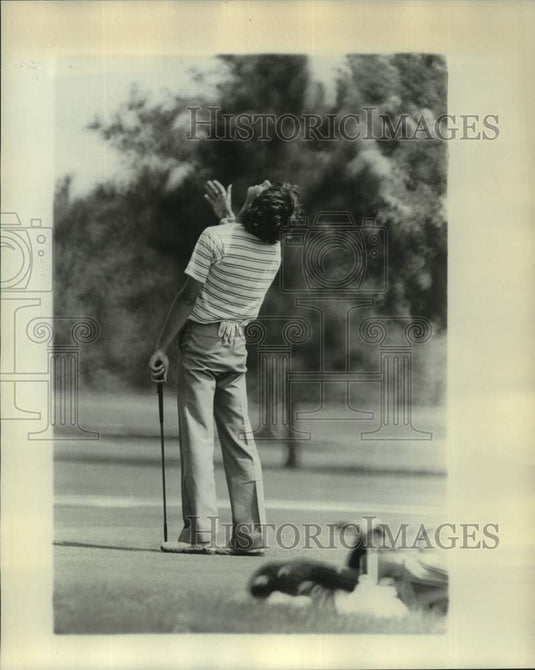 1978 Press Photo Golfer Gary Noto looks up to the sky while standing on green- Historic Images