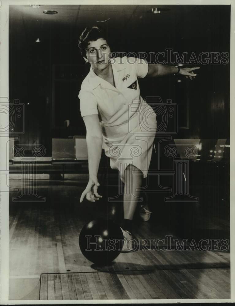 Press Photo Bowler Phyllis Notaro releases the ball down the alley in a match- Historic Images