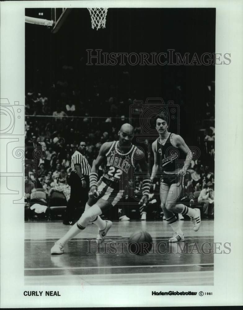 1981 Press Photo Harlem Globetrotters basketball player Curly Neal dribbles ball- Historic Images