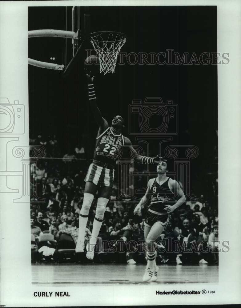 1981 Press Photo Harlem Globetrotters basketball player Curly Neal makes lay-up- Historic Images