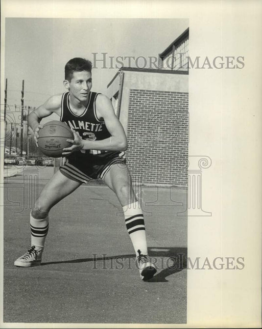 Press Photo Chalmette basketball player Ronnie Neal looks to pass the ball- Historic Images