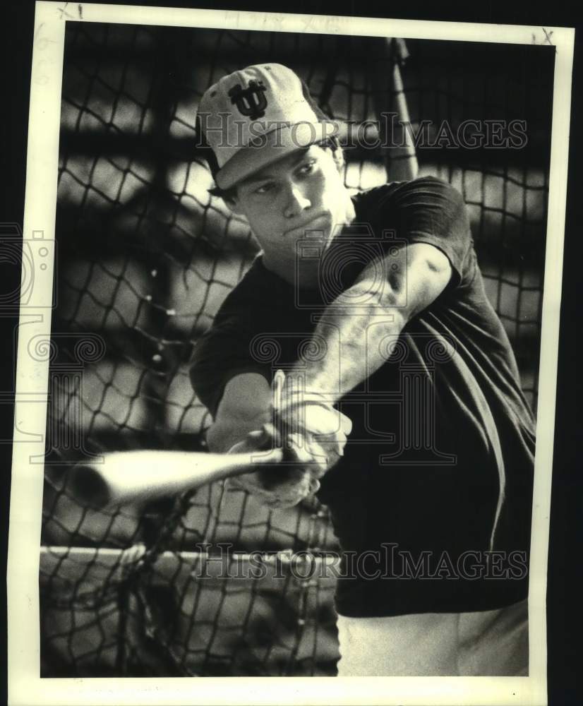 1981 Press Photo Tulane baseball player Johnny Olsen swings at a pitch- Historic Images