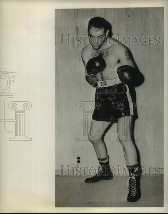 Press Photo Boxer Bob Olson stands against the wall ready to box with fists up- Historic Images