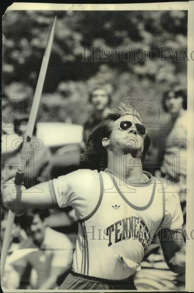 1976 Press Photo Tennessee track athlete Phil Olson throws the javelin at NCAA- Historic Images