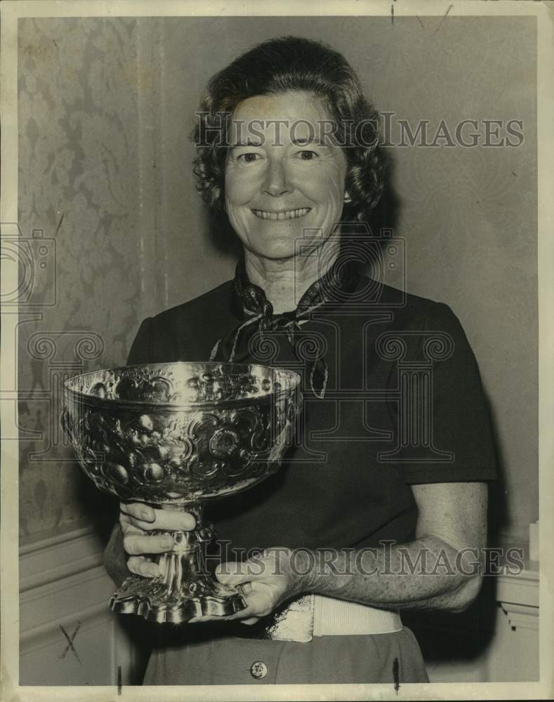 1972 Press Photo Mrs Robert Monsted holds golf trophy at New Orleans CC- Historic Images